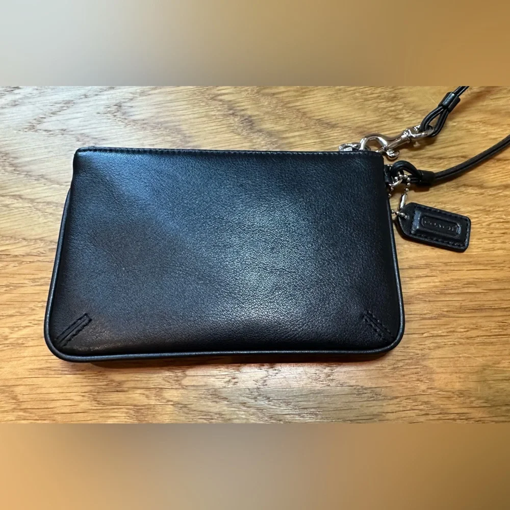 🩷 Coach Leather Wristlet 🩷